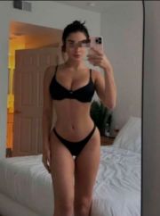 Камила одна фото 1